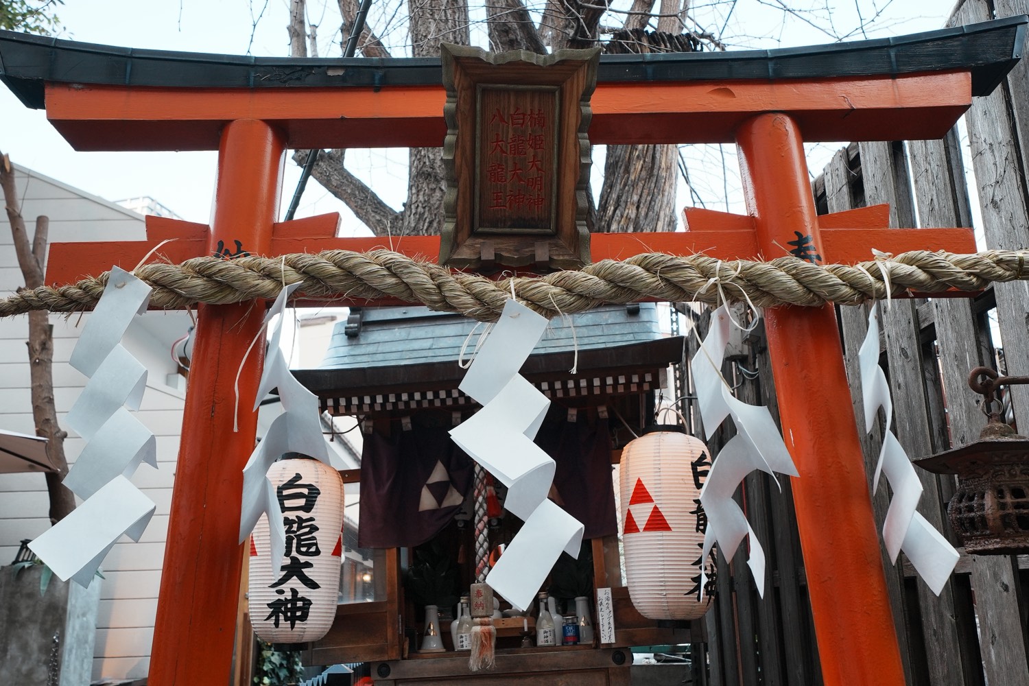 中崎町 白龍大神の朱い鳥居