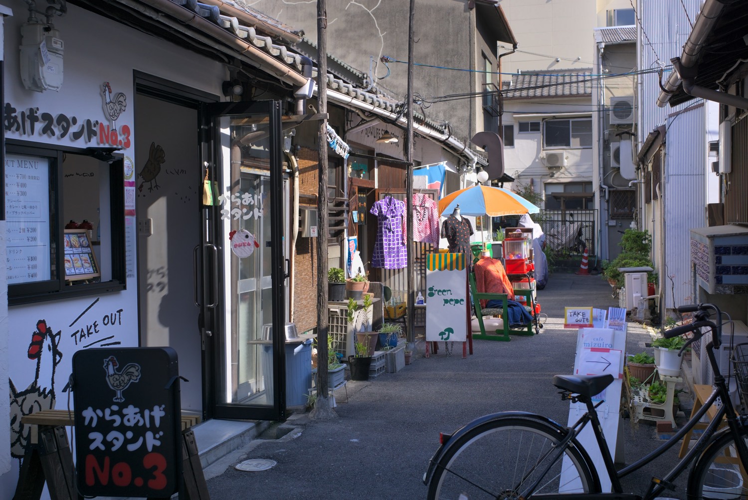 中崎町 商店の並ぶ路地