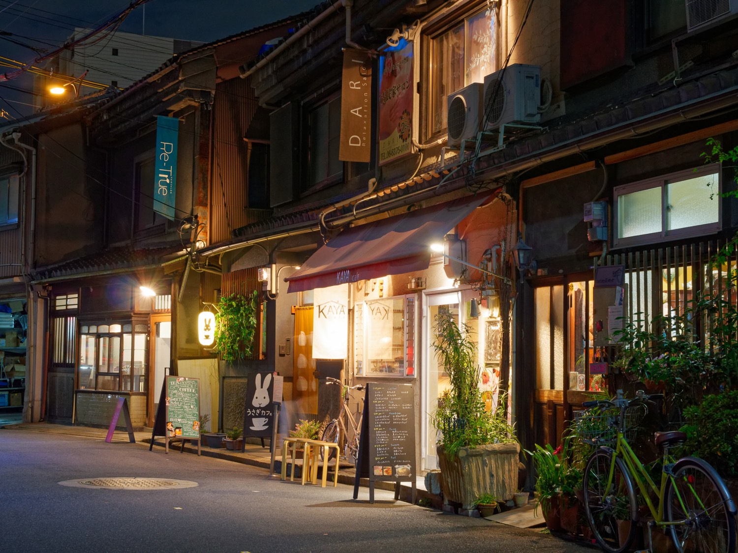 中崎町 灯りのともる夜のカフェ通り